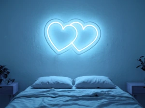Neonskylt «Hjärtan» i isblå LED-neon, monterad på vägg
