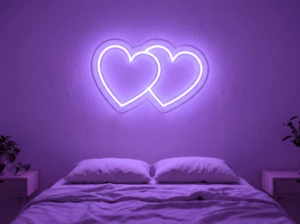 Neonskylt «Hjärtan» i lila LED-neon, monterad på vägg