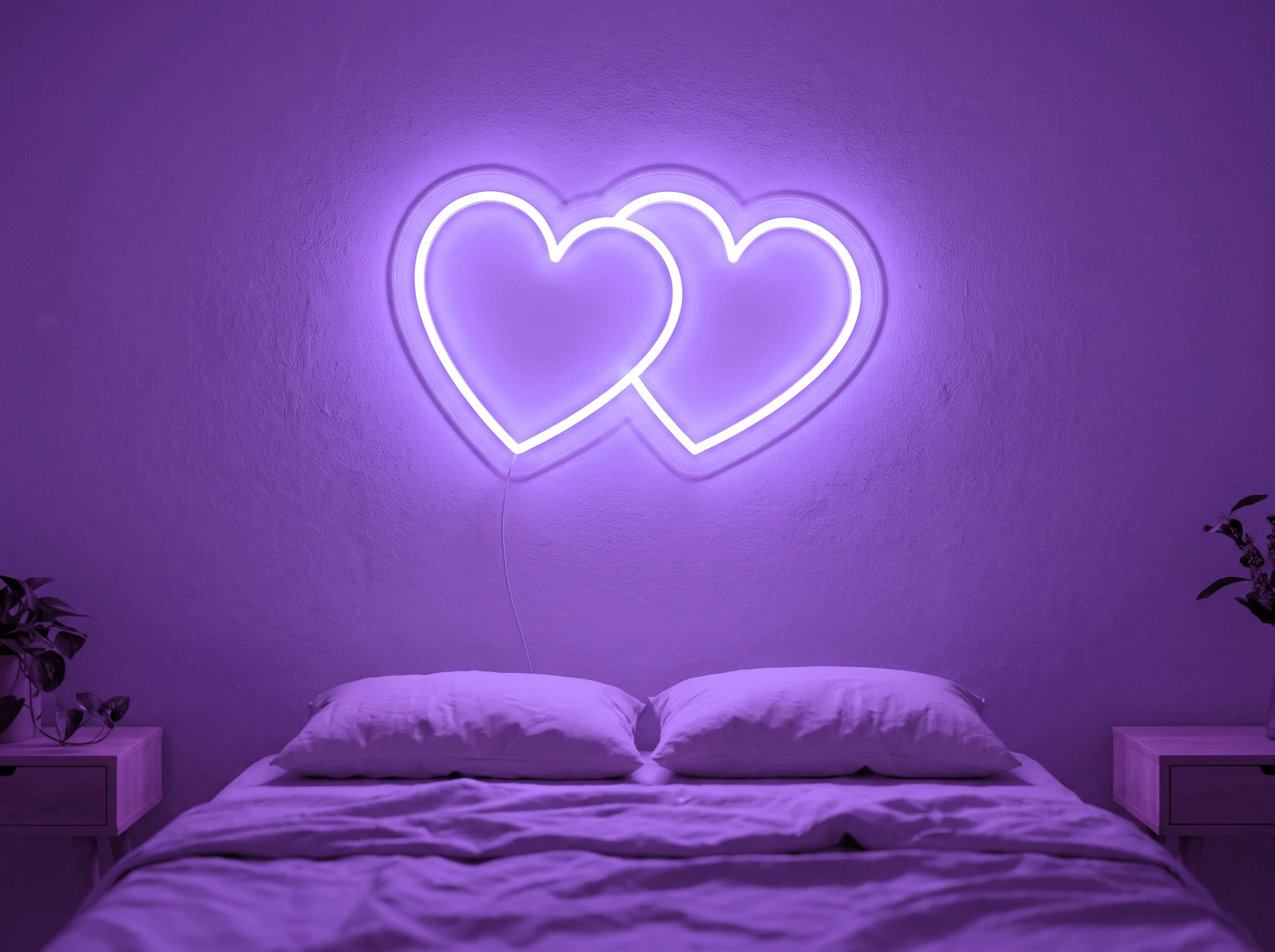 Neonskylt «Hjärtan» i lila LED-neon, monterad på vägg