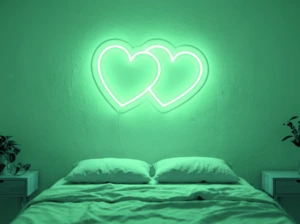 Neonskylt «Hjärtan» i mintgrön LED-neon, monterad på vägg