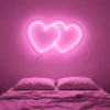 Neonskylt «Hjärtan» i rosa LED-neon, monterad på vägg
