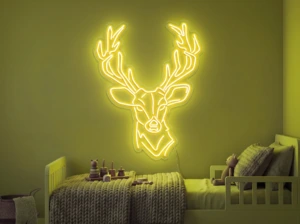 Neonskylt «Hjort» i gul LED-neon, monterad på vägg