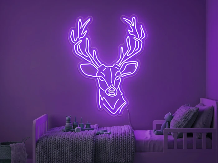 Neonskylt «Hjort» i lila LED-neon, monterad på vägg