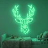 Neonskylt «Hjort» i mintgrön LED-neon, monterad på vägg