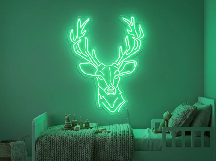 Neonskylt «Hjort» i mintgrön LED-neon, monterad på vägg