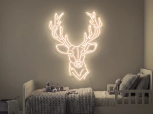 Neonskylt «Hjort» i varmvit LED-neon, monterad på vägg