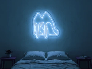 Neonskylt «Högklackat» i isblå LED-neon, monterad på vägg