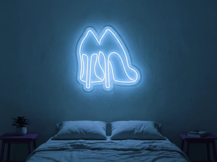 Neonskylt «Högklackat» i isblå LED-neon, monterad på vägg