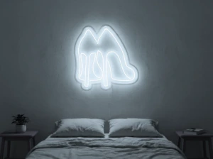 Neonskylt «Högklackat» i iskall vit LED-neon, monterad på vägg
