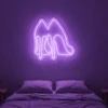 Neonskylt «Högklackat» i lila LED-neon, monterad på vägg