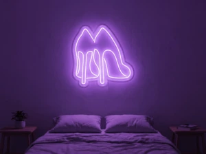 Neonskylt «Högklackat» i lila LED-neon, monterad på vägg