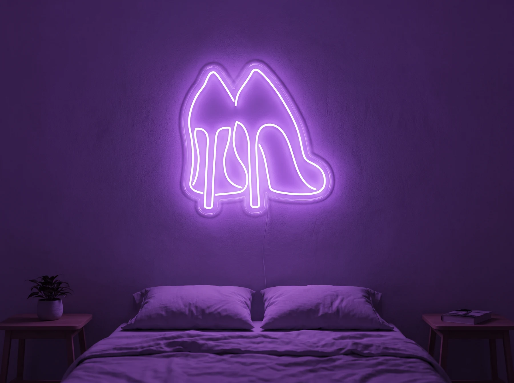 Neonskylt «Högklackat» i lila LED-neon, monterad på vägg