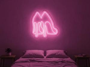 Neonskylt «Högklackat» i rosa LED-neon, monterad på vägg