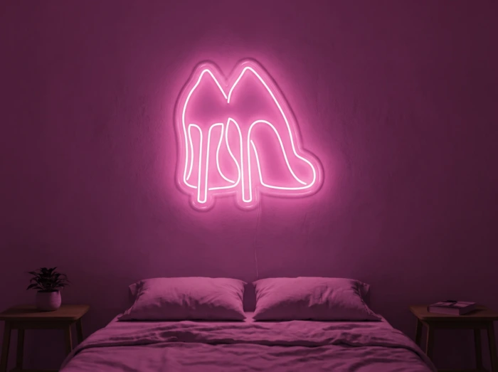 Neonskylt «Högklackat» i rosa LED-neon, monterad på vägg
