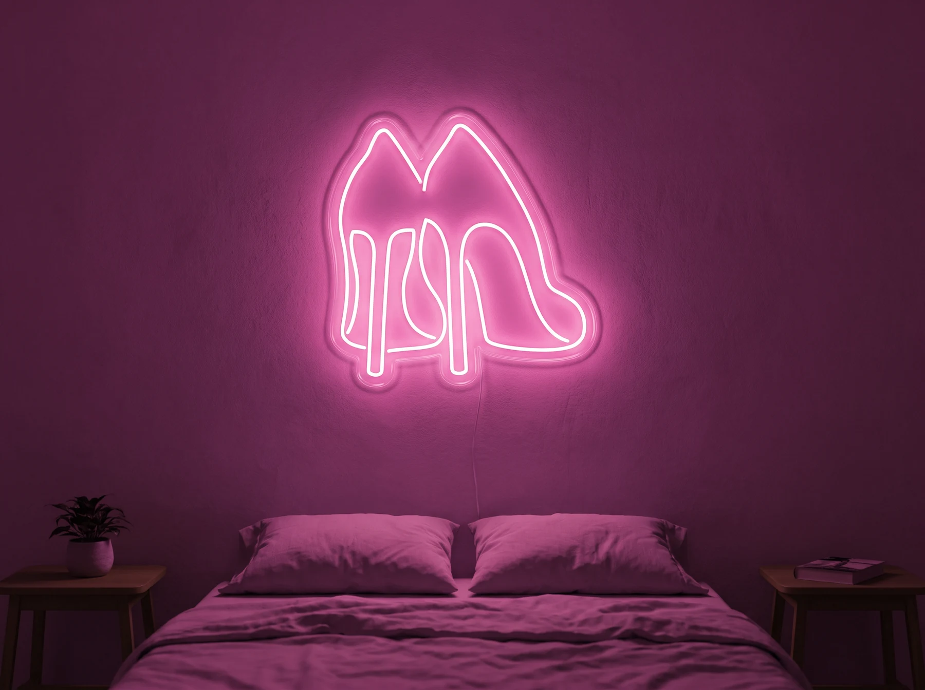 Neonskylt «Högklackat» i rosa LED-neon, monterad på vägg