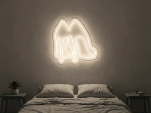 Neonskylt «Högklackat» i varmvit LED-neon, monterad på vägg