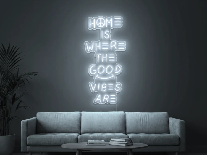 Neonskylt «Home Is Where The Good Vibes Are» i iskall vit LED-neon, monterad på vägg