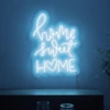Neonskylt «Home Sweet Home» i isblå LED-neon, monterad på vägg