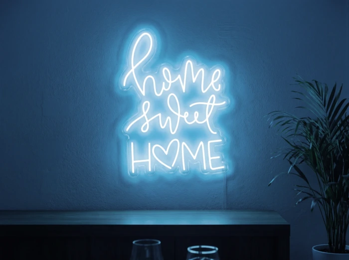 Neonskylt «Home Sweet Home» i isblå LED-neon, monterad på vägg