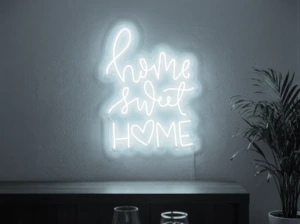 Neonskylt «Home Sweet Home» i iskall vit LED-neon, monterad på vägg