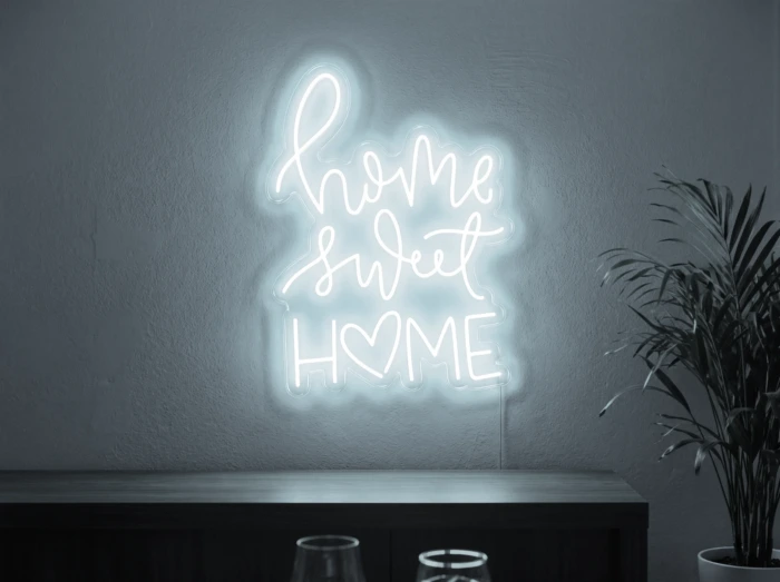 Neonskylt «Home Sweet Home» i iskall vit LED-neon, monterad på vägg