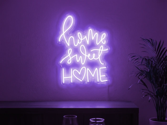 Neonskylt «Home Sweet Home» i lila LED-neon, monterad på vägg