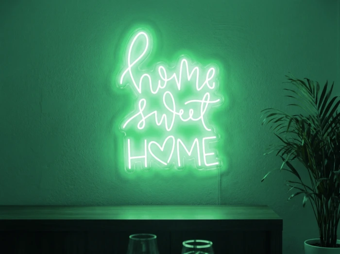 Neonskylt «Home Sweet Home» i mintgrön LED-neon, monterad på vägg