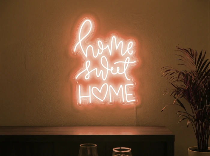 Neonskylt «Home Sweet Home» i orange LED-neon, monterad på vägg