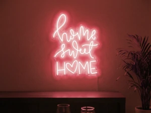 Neonskylt «Home Sweet Home» i röd LED-neon, monterad på vägg