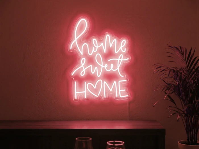 Neonskylt «Home Sweet Home» i röd LED-neon, monterad på vägg