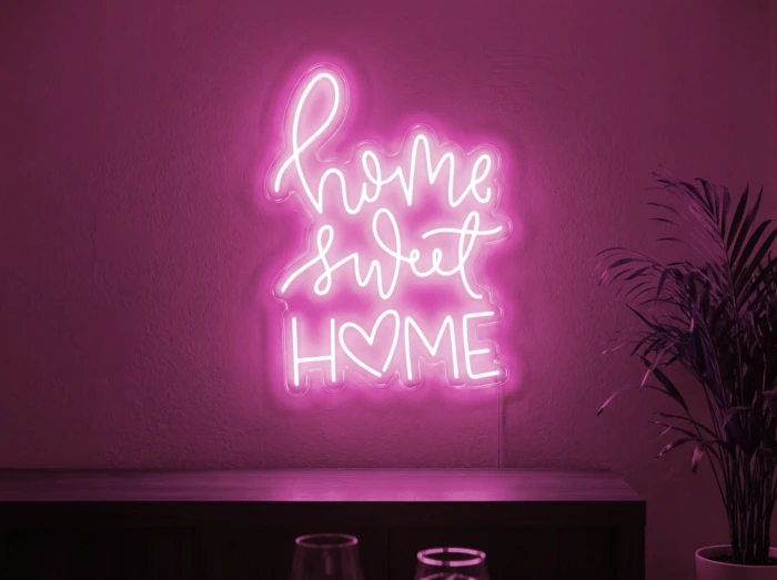 Neonskylt «Home Sweet Home» i rosa LED-neon, monterad på vägg