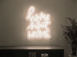Neonskylt «Home Sweet Home» i varmvit LED-neon, monterad på vägg