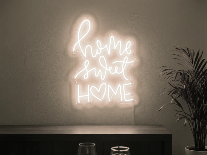 Neonskylt «Home Sweet Home» i varmvit LED-neon, monterad på vägg