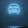 Neonskylt «Hot Food» i isblå LED-neon, monterad på vägg