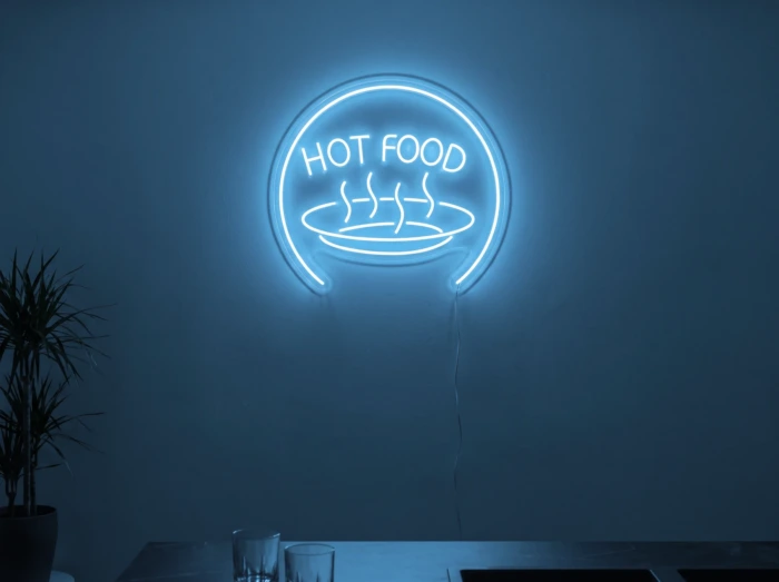 Neonskylt «Hot Food» i isblå LED-neon, monterad på vägg