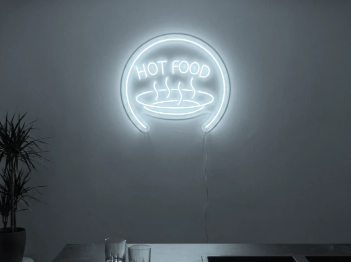 Neonskylt «Hot Food» i iskall vit LED-neon, monterad på vägg