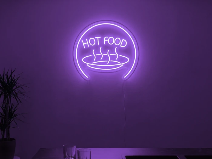 Neonskylt «Hot Food» i lila LED-neon, monterad på vägg