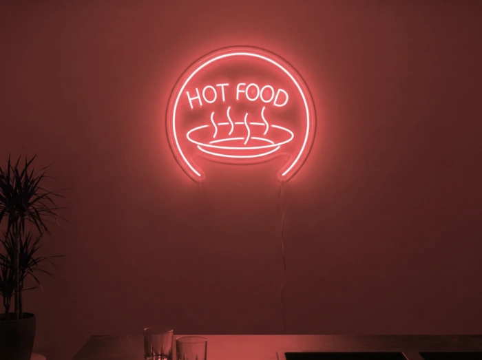 Neonskylt «Hot Food» i röd LED-neon, monterad på vägg