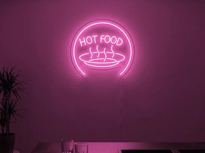 Neonskylt «Hot Food» i rosa LED-neon, monterad på vägg