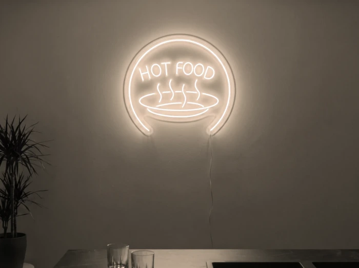Neonskylt «Hot Food» i varmvit LED-neon, monterad på vägg