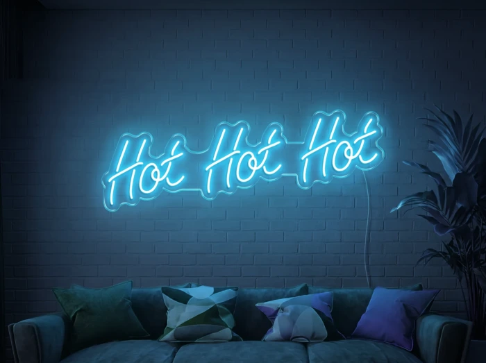 Neonskylt «Hot Hot Hot» i isblå LED-neon, monterad på vägg