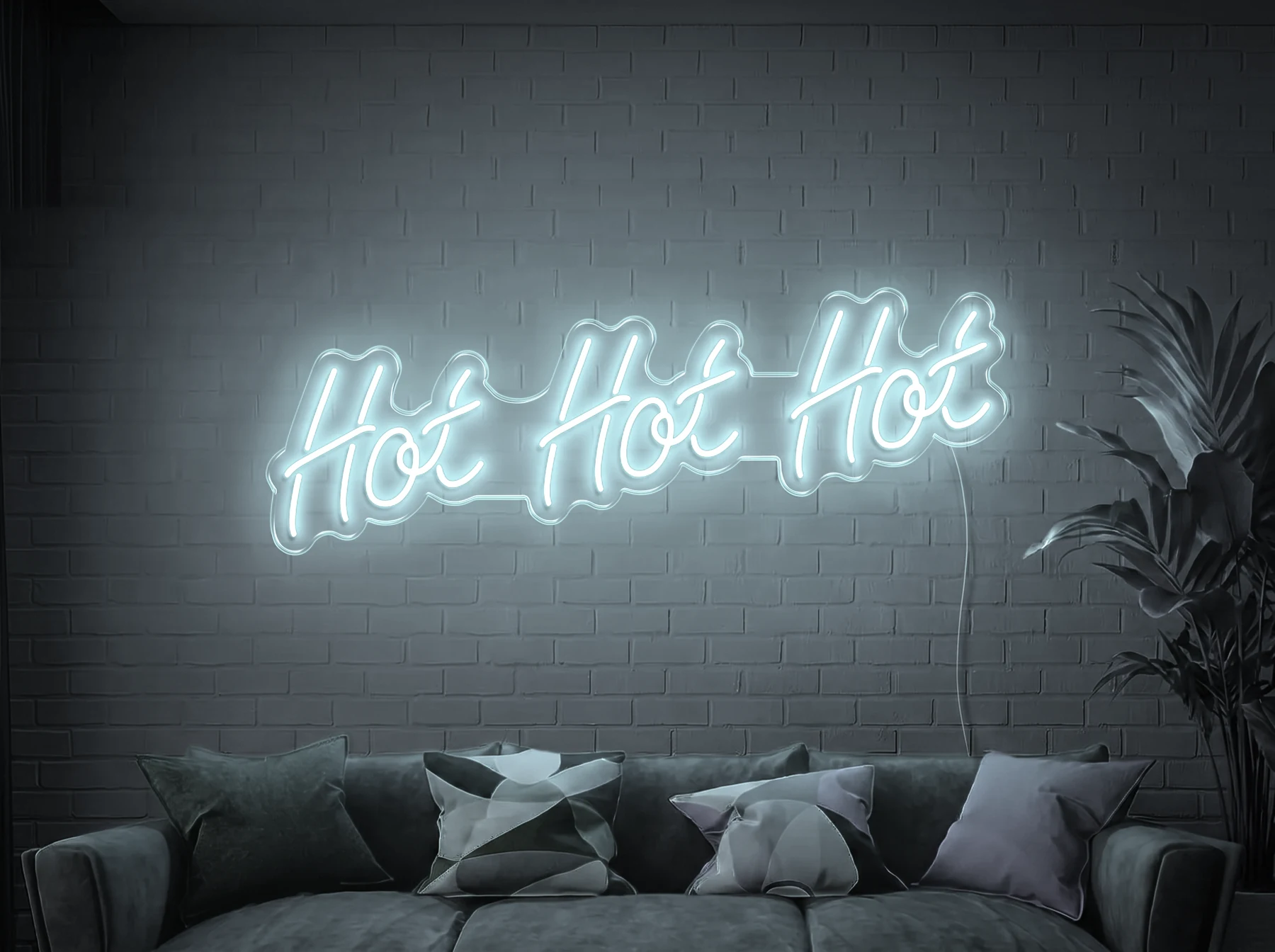 Neonskylt «Hot Hot Hot» i iskall vit LED-neon, monterad på vägg