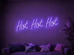 Neonskylt «Hot Hot Hot» i lila LED-neon, monterad på vägg
