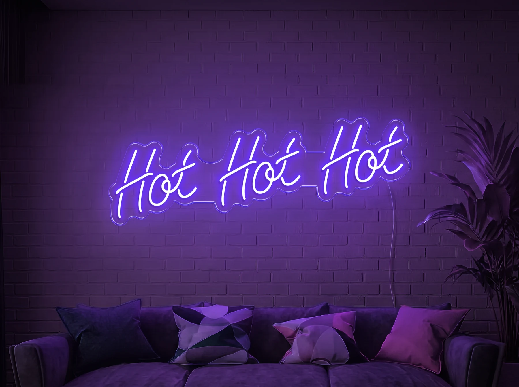 Neonskylt «Hot Hot Hot» i lila LED-neon, monterad på vägg