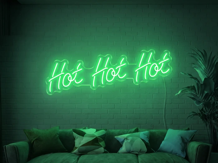 Neonskylt «Hot Hot Hot» i mintgrön LED-neon, monterad på vägg