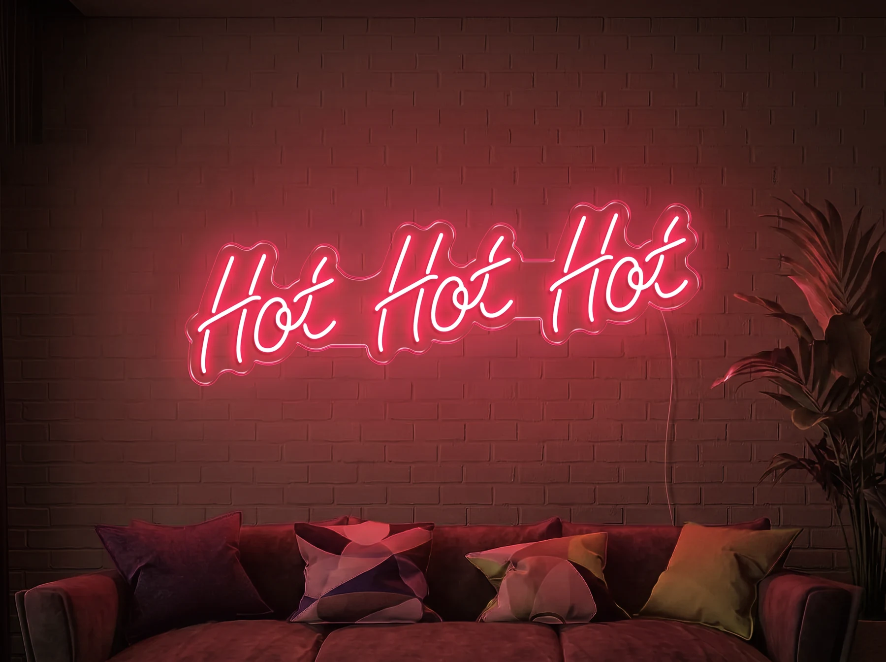 Neonskylt «Hot Hot Hot» i röd LED-neon, monterad på vägg