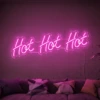 Neonskylt «Hot Hot Hot» i rosa LED-neon, monterad på vägg