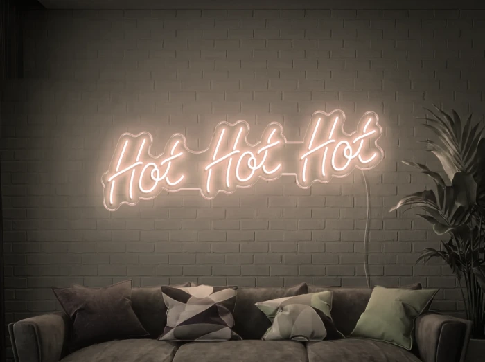 Neonskylt «Hot Hot Hot» i varmvit LED-neon, monterad på vägg
