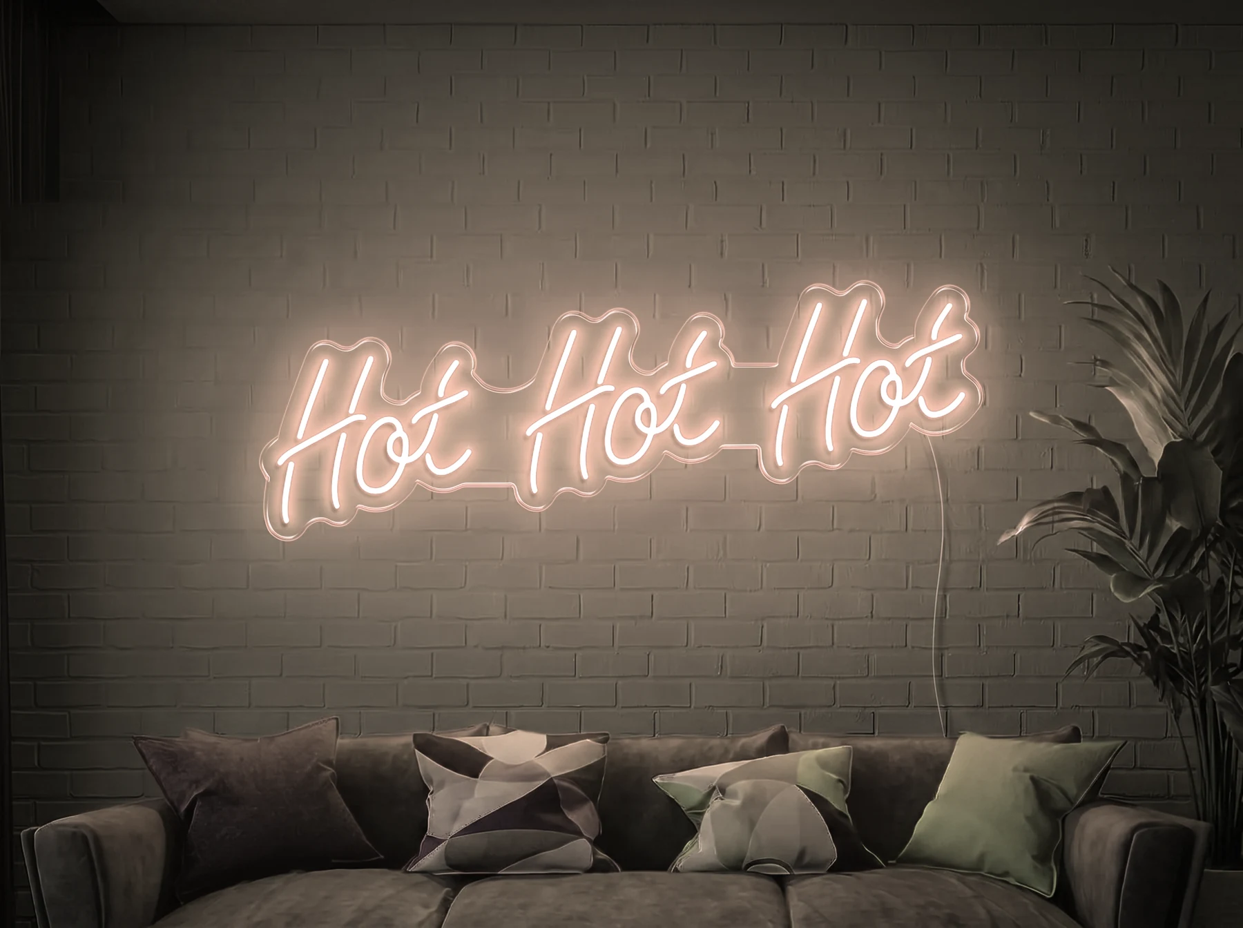 Neonskylt «Hot Hot Hot» i varmvit LED-neon, monterad på vägg