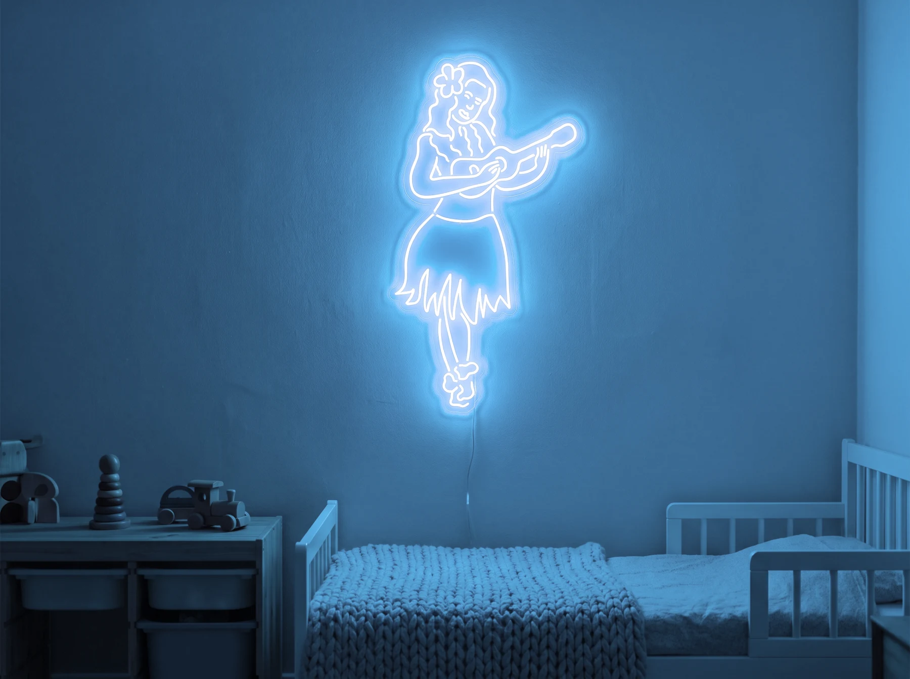 Neonskylt «Huladansös» i isblå LED-neon, monterad på vägg